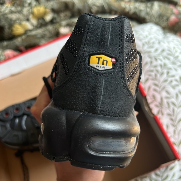 Nike new air sneakers black. - Picture 7 of 8